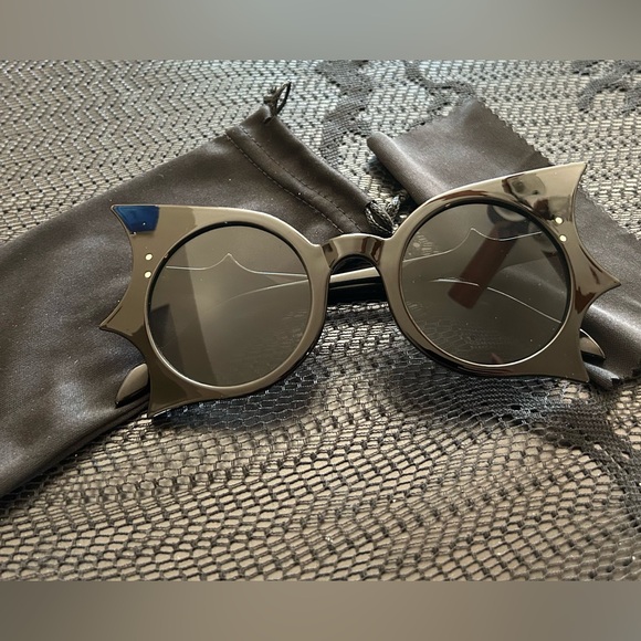 Batwing Sunglasses - Picture 3 of 3